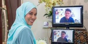 Heboh Hijaber Cantik Tunangan Lewat Video Call
