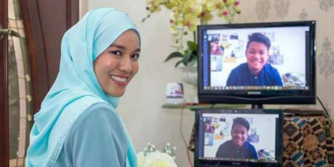 Heboh Hijaber Cantik Tunangan Lewat Video Call
