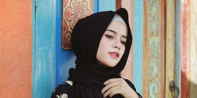 2 Gaya Jilbab Instan Tanpa Pentul untuk Acara Semi Formal