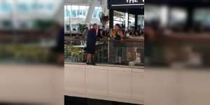 Detik-detik WNA Australia Hendak Bunuh Diri di Ngurah Rai