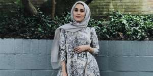 Dina Tokio: Dandan Tema 'Glamour' yang Super Singkat