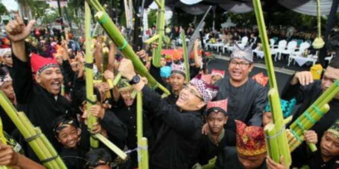 Cerianya Bupati Anas Main Mobil-mobilan dan Pistol Mainan