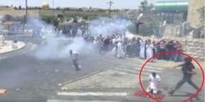 Detik-detik Tentara Israel Tendang Pria yang Sedang Sholat