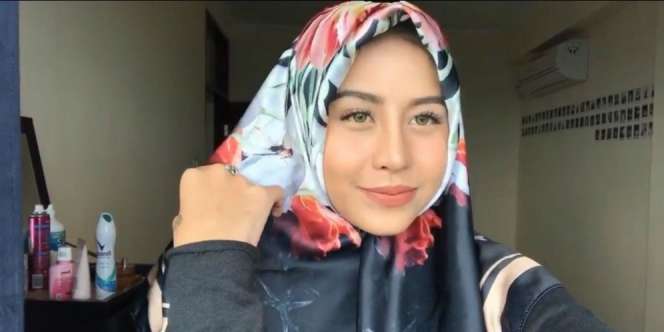 Awkarin Berjilbab di Pengajian Oka, Lihat Penampilannya!