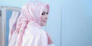 5 Aturan Membuat Atasan Silk Tak Terkesan Tua