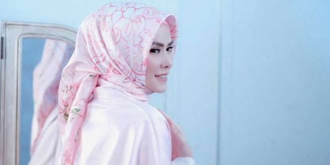 5 Aturan Membuat Atasan Silk Tak Terkesan Tua