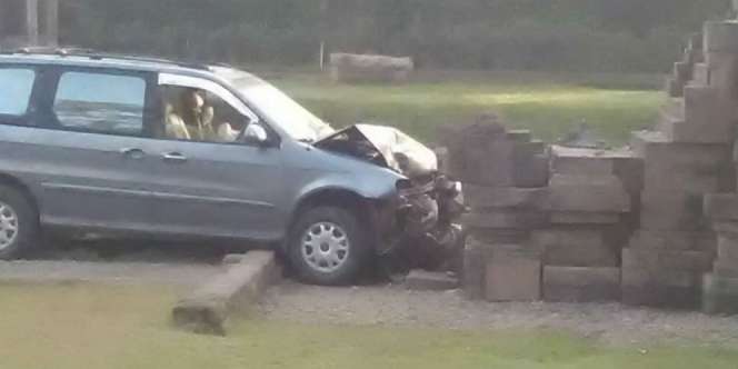 Misterius, Mobil Minibus Tabrak Situs Candi Kidal