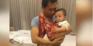 Pakai Jarik, Anang Tampak Luwes Memomong Arsya