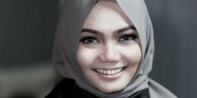 Lihat! Anggunnya Rina Nose Pakai Dress Mewah