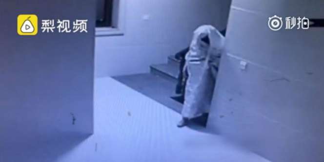 Konyol, Perampok Menyamar Jadi 'Pocong' Buat Tipu CCTV