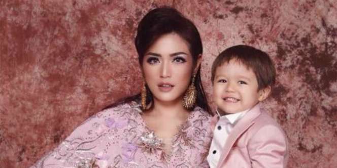 Lihat Foto Gaun Pengantin Jedar, Ekspresi El Bikin Terenyuh!