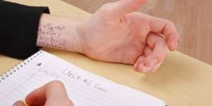 Jangan Ditiru! Trik Simpan Contekan Ujian