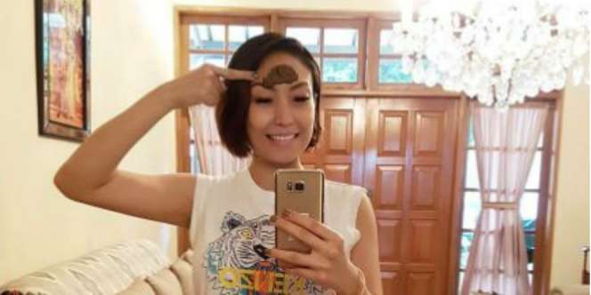 Setelah Bersalin, Ayu Dewi Jalani Ritual Mandi 100 Rempah