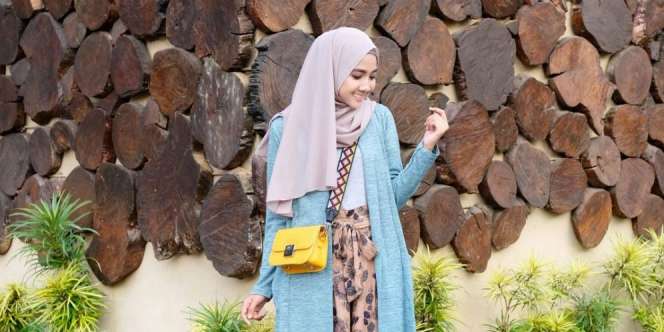Inspirasi Tampil Semi Formal Pakai Outer Buat Hijaber