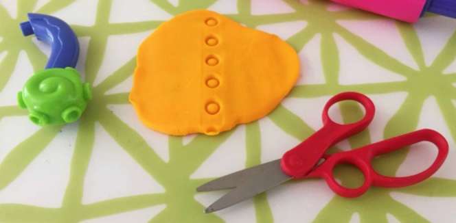  Latih Motorik Halus Si Kecil dengan Main Gunting Play Dough