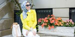 Kiat Tampil Pede Pakai Busana Hijab Bernuansa Kuning nan Cerah