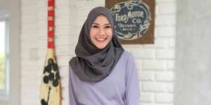 Yuk Tiru Gaya Hijab Zaskia Mecca yang Simpel Tanpa Layering