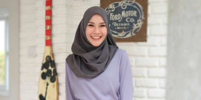 Yuk Tiru Gaya Hijab Zaskia Mecca yang Simpel Tanpa Layering