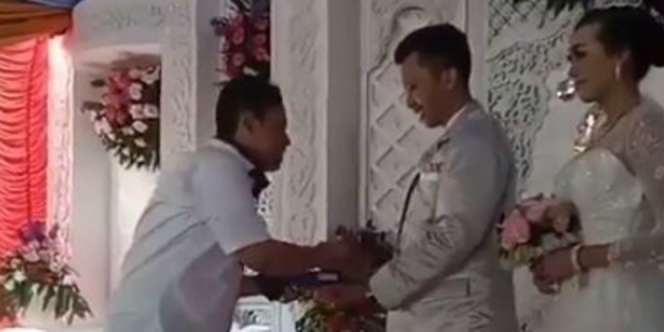 Heboh Pernikahan Milenial, Salam Tempel Langsung Gesek ATM