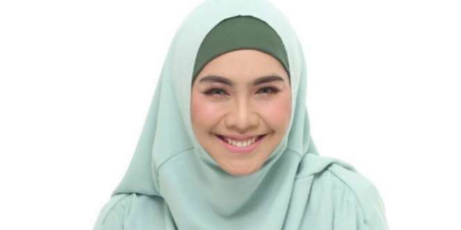 Tiru Gaya Hijab Oki Setiana Dewi yang Syari nan Stylish