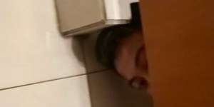 Waspada! Pria Ini Tiba-tiba Muncul di Bawah Pintu Toilet