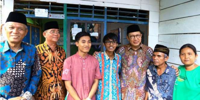 Semangat Pengumpul Botol Bekas Tempuh Pendidikan Tinggi