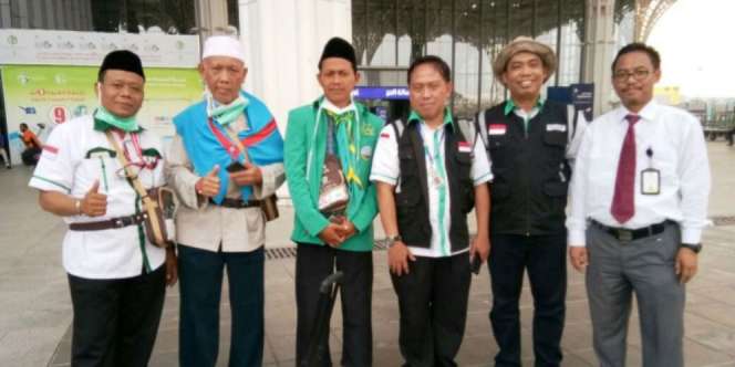 Tangis Haru Jemaah Haji Subang Tertahan 10 Jam di Imigrasi