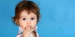7 Kebiasaan Buruk yang Bisa Merusak Gigi Anak