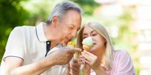 Sepasang Lansia Saling Menyuapi Es Krim, Bikin Netizen Meleleh