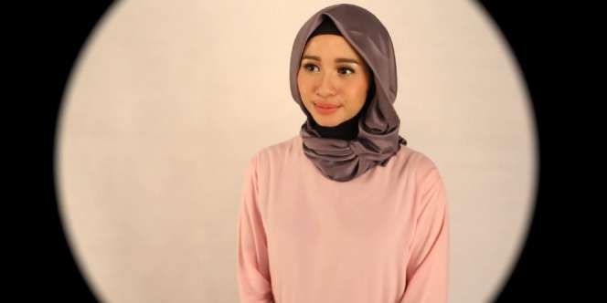 10 Langkah Makeup di Mobil ala Laudya Cynthia Bella