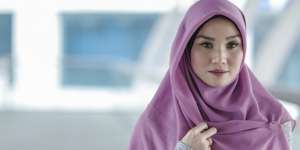 3 Cara Singkat Rias Mata Sebelum ke Kantor