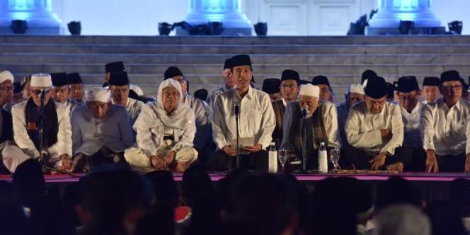 Jokowi dan para Ulama Zikir Akbar HUT NKRI di Halaman Istana
