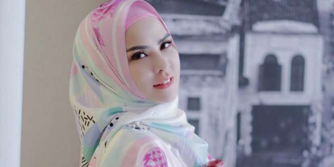 Tampil Pede dengan Busana Tabrak Motif ala Angel Lelga