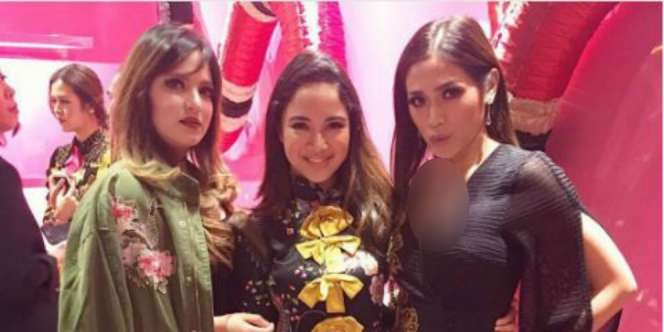 Penampakan di Belakang Foto Nia Ramadhani Bikin Gagal Fokus