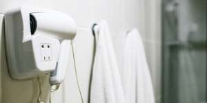 Bahaya Memakai Hair Dryer yang Disediakan Hotel