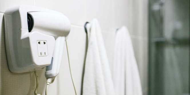 Bahaya Memakai Hair Dryer yang Disediakan Hotel