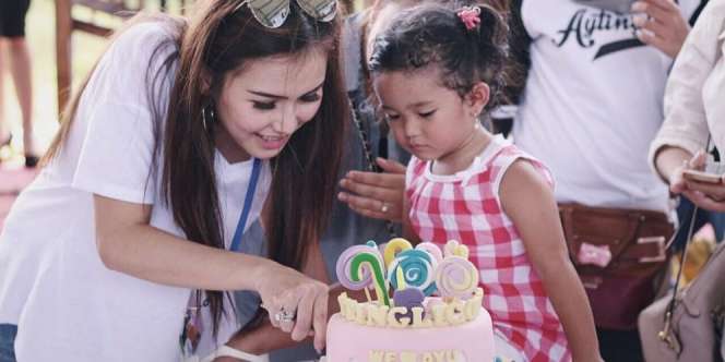 Harga Tas Sekolah Anak Ayu Ting Ting Bikin Melongo!