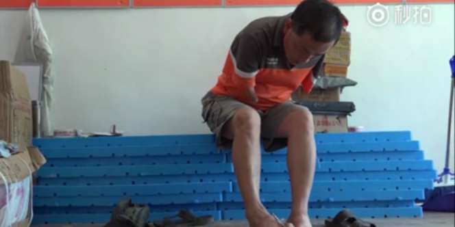 Perjuangan Ayah Tanpa Lengan Hidupi Keluarga, Salut!