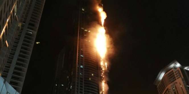Gedung Hunian Tertinggi di Dunia Terbakar