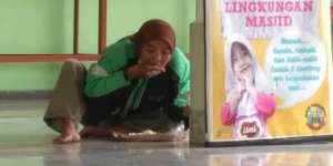 Masya Allah! Sopir Ojek Makan Seadanya, Demi Menu Enak Si Anak