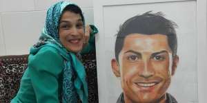 Salut, Pelukis Disabilitas Ini Gambar Ronaldo dengan Kakinya