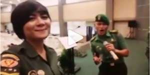 Nyanyian Melengking Duet Tentara Ini Bikin Warganet Terkagum