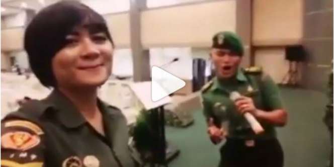 Nyanyian Melengking Duet Tentara Ini Bikin Warganet Terkagum