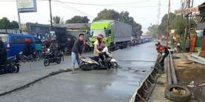 The Maximum Power of Emak-emak, Cor Beton Basah Diterobos Juga