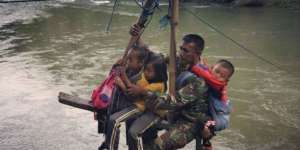 Bantu Siswa Seberangi Sungai, Prajurit TNI Tuai Pujian