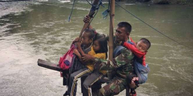 Bantu Siswa Seberangi Sungai, Prajurit TNI Tuai Pujian