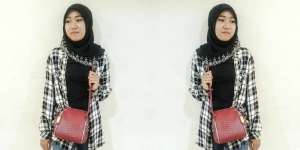 Sanit Nurisma: Outer Navy dan Celana Denim Buat `JJS`