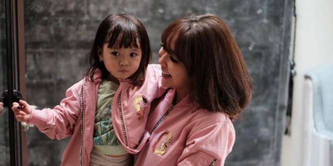 Menggemaskan! Gaya Putri Gading Marten Saat Telepon Rafathar