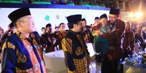 Momen Haru Menag Gendong Pelajar Madrasah