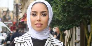 Ide Pakai Off Cold Shoulder Buat Hijaber yang Kekinian